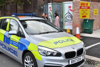 Polizeiwagen außerhalb der Hussaini Association in London: drei Männer wurden verletzt, als hier ein Auto in eine Gruppe Menschen gefahren ist.