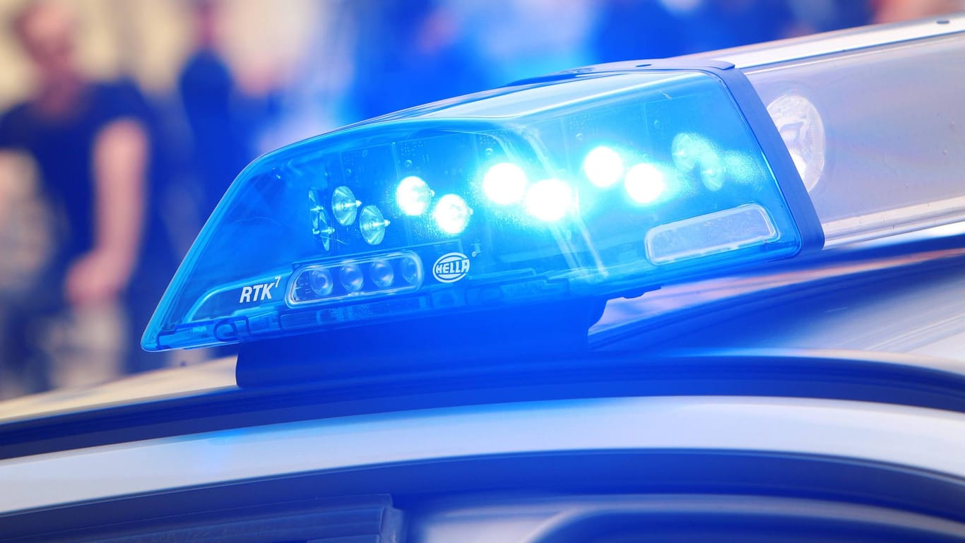 Blaulicht leuchtet auf dem Dach eines Polizeiwagen