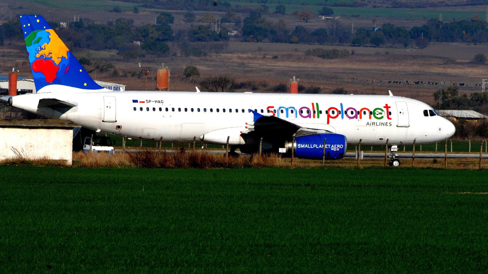 Ein Airbus A320 von "Small Planet" steht am Flughafen: Wegen hoher Entschädigungsforderungen hat die Airline Insolvenz angemeldet.