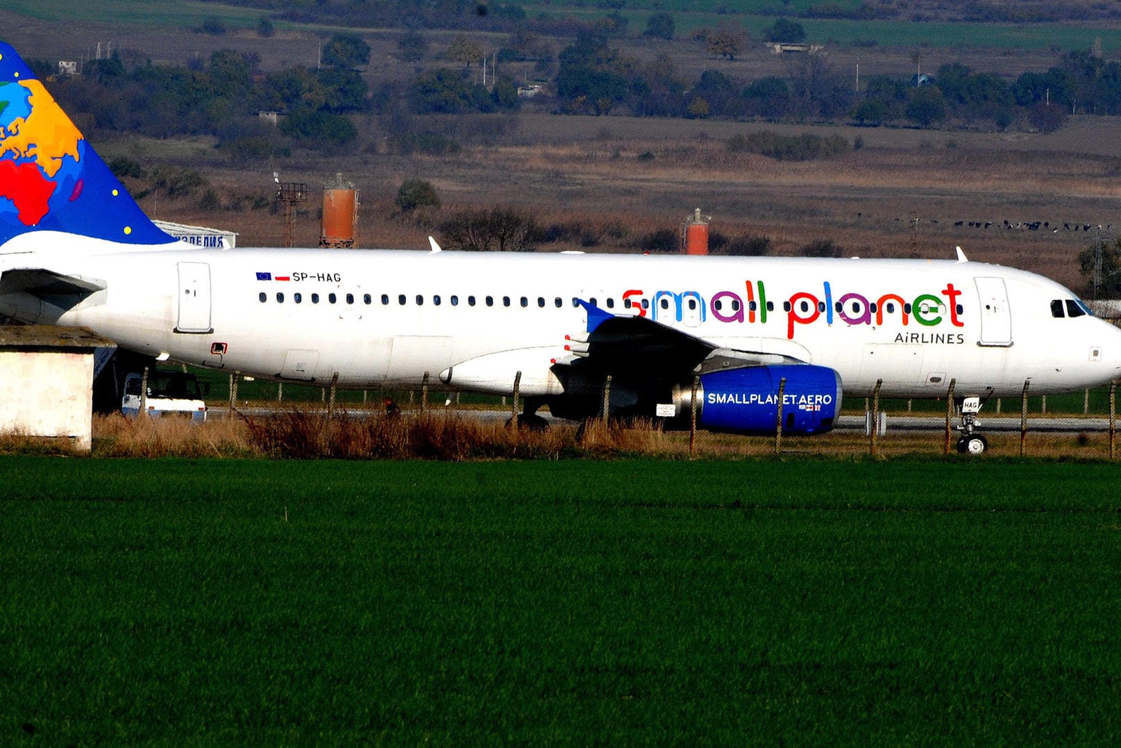 Ein Airbus A320 von "Small Planet" steht am Flughafen: Wegen hoher Entschädigungsforderungen hat die Airline Insolvenz angemeldet.