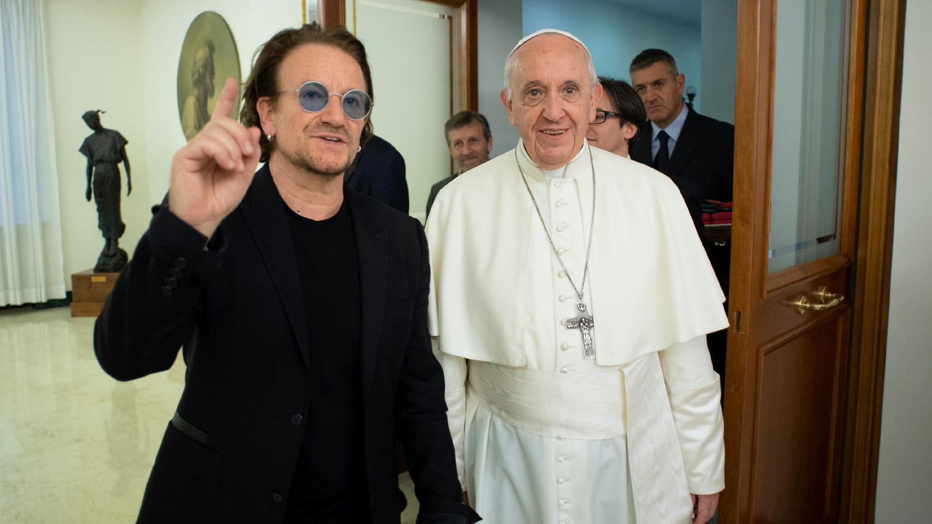 Prominenz im Vatikan: Papst Franziskus trifft U2-Sänger Bono.