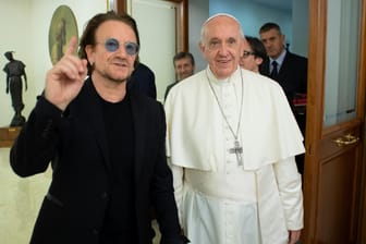 Prominenz im Vatikan: Papst Franziskus trifft U2-Sänger Bono.