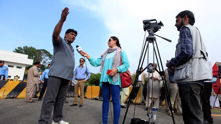 Journalisten bei einer Demo für Pressefreiheit in Pakistan: Nicht überall auf der Welt können Reporter ihrer Arbeit frei nachgehen.