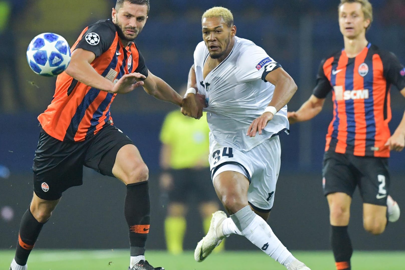 Stellvertretend für eine intensive Partie: Donezk-Verteidiger Davit Khocholava (l.) und Hoffenheim-Stürmer Joelinton schenken sich im Duell um den Ball nichts.