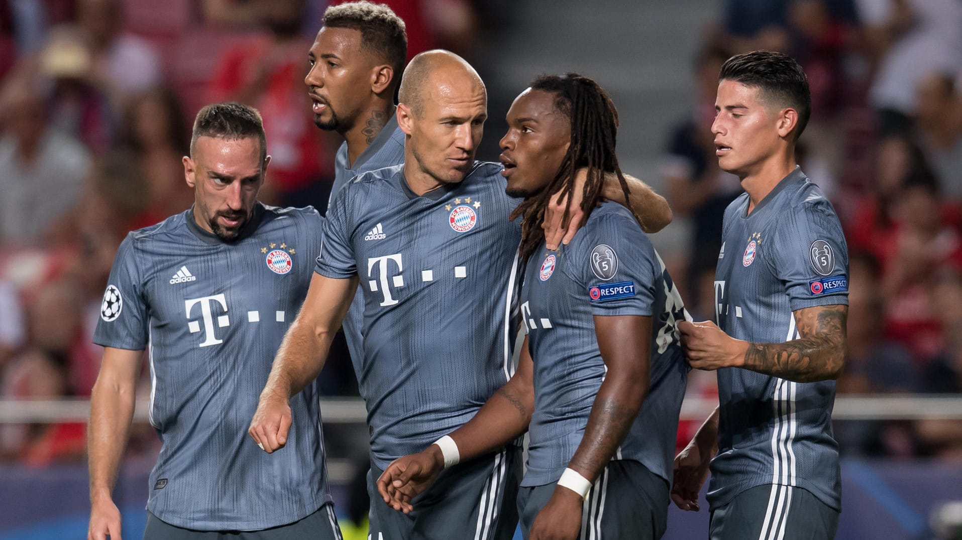 Spieler des Spiels: Renato Sanches (2. v. r.) wird von seinen Teamkollegen beglückwünscht.