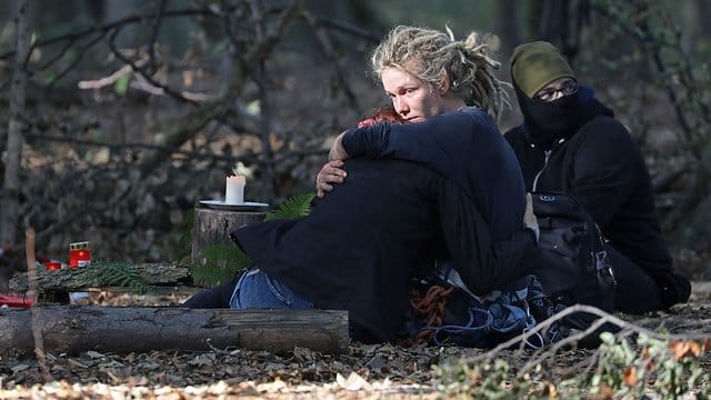 Trauer im Hambacher Forst: Der junge Journalist war vielen Waldbesetzern zum Freund geworden. Trauer im Hambacher Forst: Der junge Journalist war vielen Waldbesetzern zum Freund geworden.