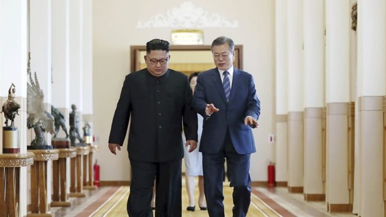 Nordkoreas Machthaber Kim Jong Un (l) und Südkoreas Präsident Moon Jae In in Pjöngjang.