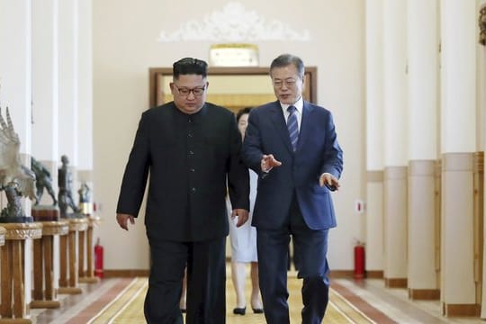 Nordkoreas Machthaber Kim Jong Un (l) und Südkoreas Präsident Moon Jae In in Pjöngjang.