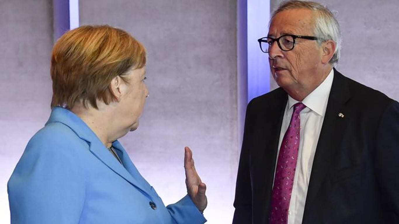 Europäische Schwergewichte unter sich: Bundeskanzlerin Angela Merkel (CDU) und Jean-Claude Juncker, Präsident der EU-Kommission, während des informellen EU-Gipfels.