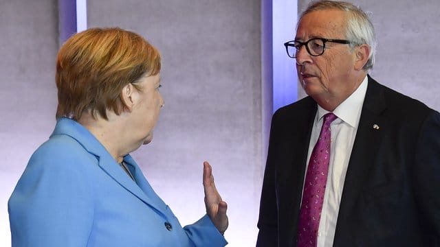 Europäische Schwergewichte unter sich: Bundeskanzlerin Angela Merkel (CDU) und Jean-Claude Juncker, Präsident der EU-Kommission, während des informellen EU-Gipfels.