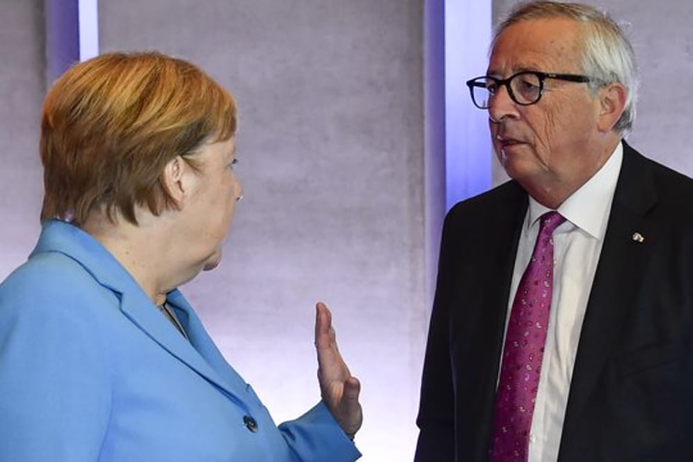 Europäische Schwergewichte unter sich: Bundeskanzlerin Angela Merkel (CDU) und Jean-Claude Juncker, Präsident der EU-Kommission, während des informellen EU-Gipfels.
