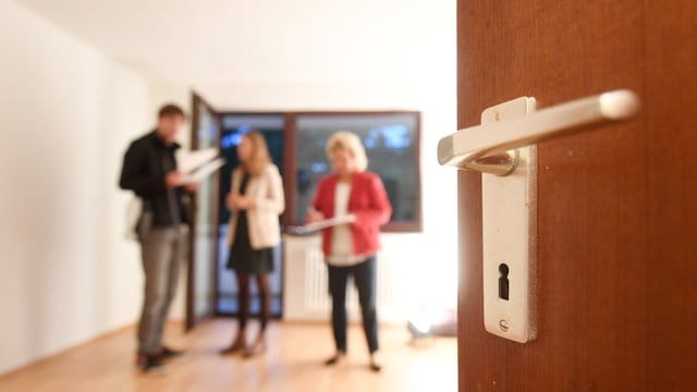 Wohungsbesichtigung in München: Gute Wohnungen sind vielerorts knapp und teuer.