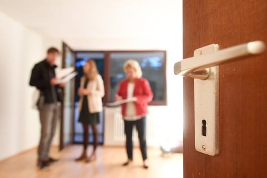 Wohungsbesichtigung in München: Gute Wohnungen sind vielerorts knapp und teuer.