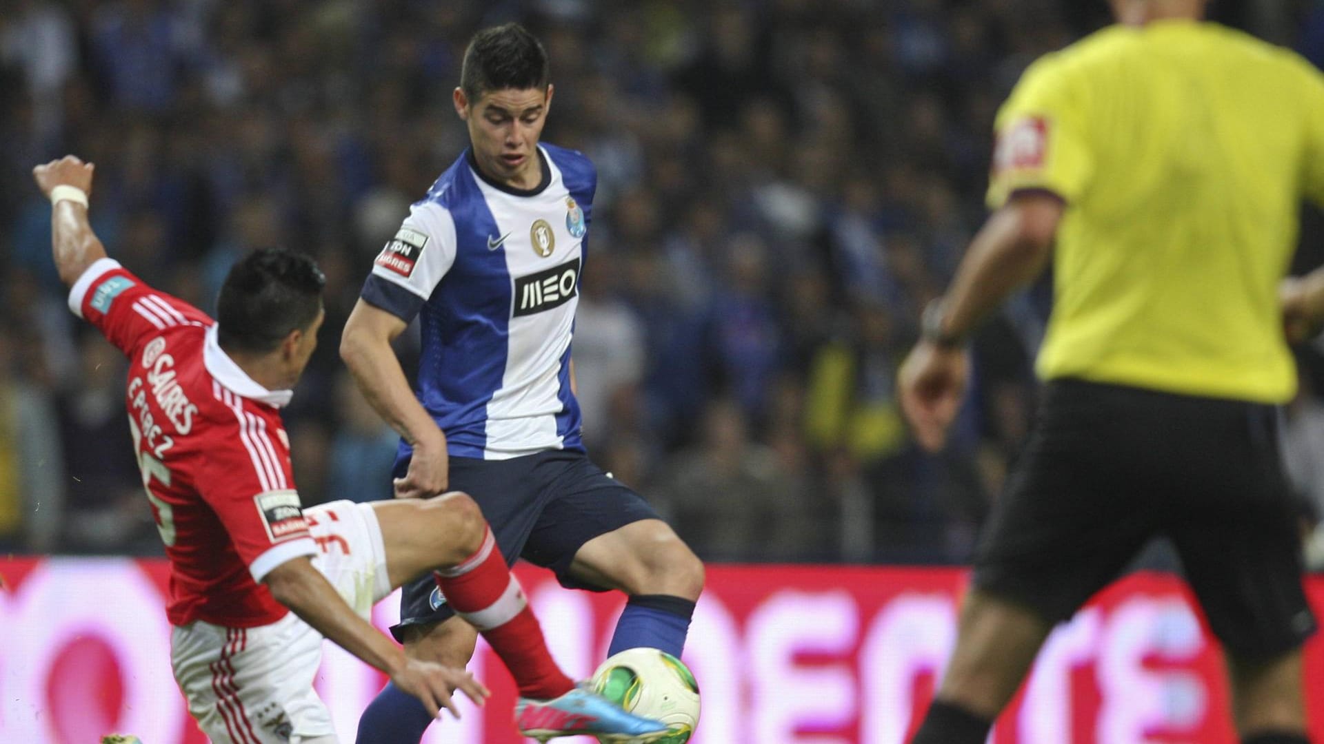 James Rodriguez (m.) 2013 im Trikot des FC Porto gegen Benfica Lissabon.