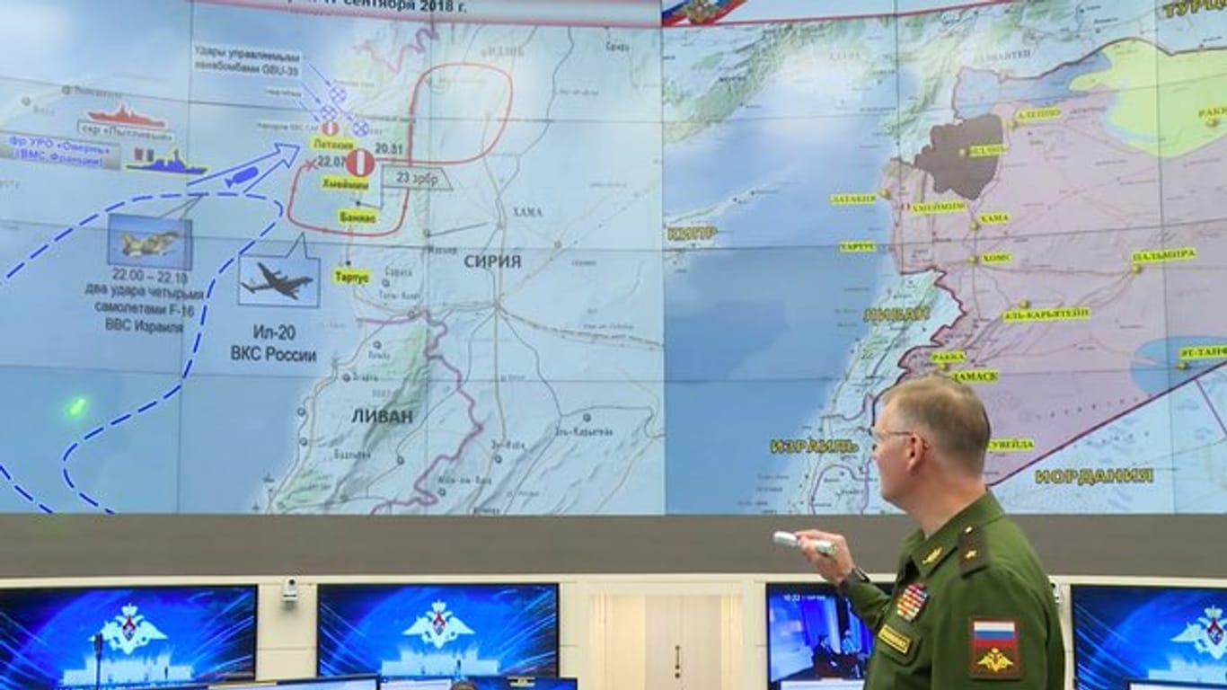 In Moskau erklärt ein russischer Generalmajor den Abschuss des russischen Militärflugzeugs über dem Mittelmeer.