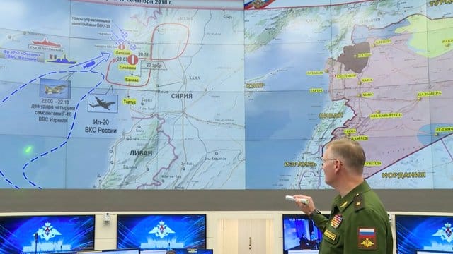 In Moskau erklärt ein russischer Generalmajor den Abschuss des russischen Militärflugzeugs über dem Mittelmeer. In Moskau erklärt ein russischer Generalmajor den Abschuss des russischen Militärflugzeugs über dem Mittelmeer.