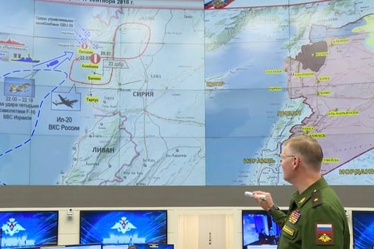 In Moskau erklärt ein russischer Generalmajor den Abschuss des russischen Militärflugzeugs über dem Mittelmeer.