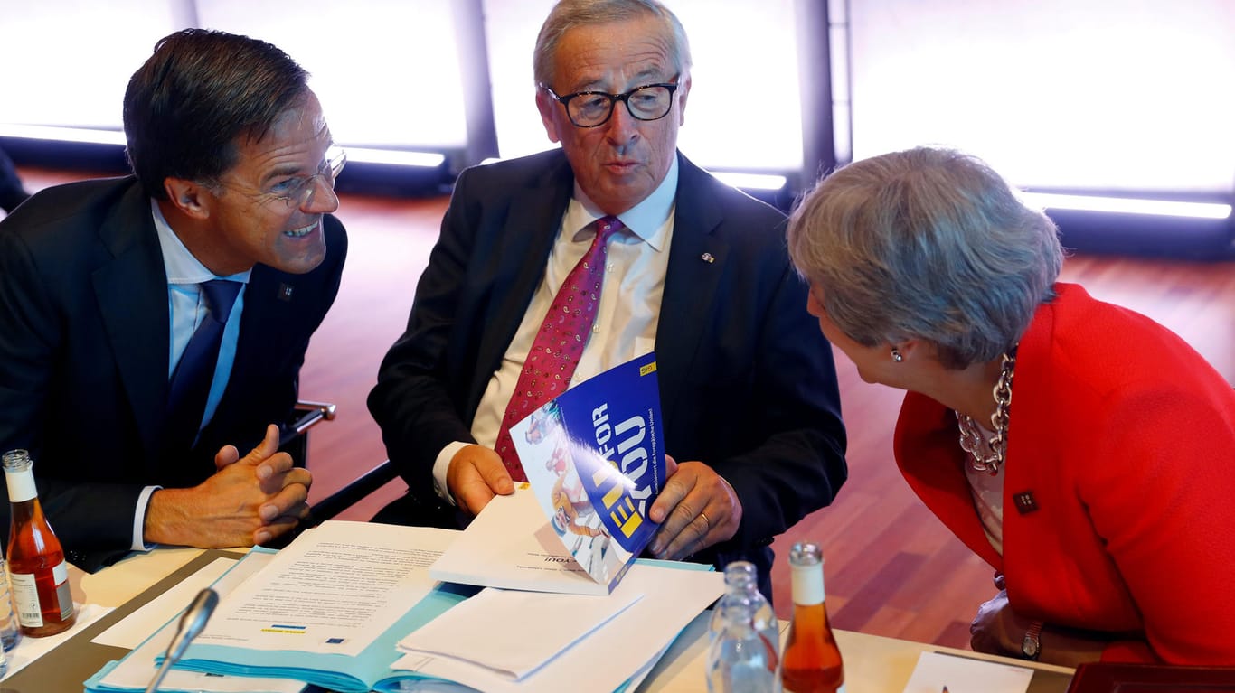 Der niederländische Premier Mark Rutte, Kommissionspräsident Juncker und Premierministerin Theresa May beim informellen Treffen in Salzburg