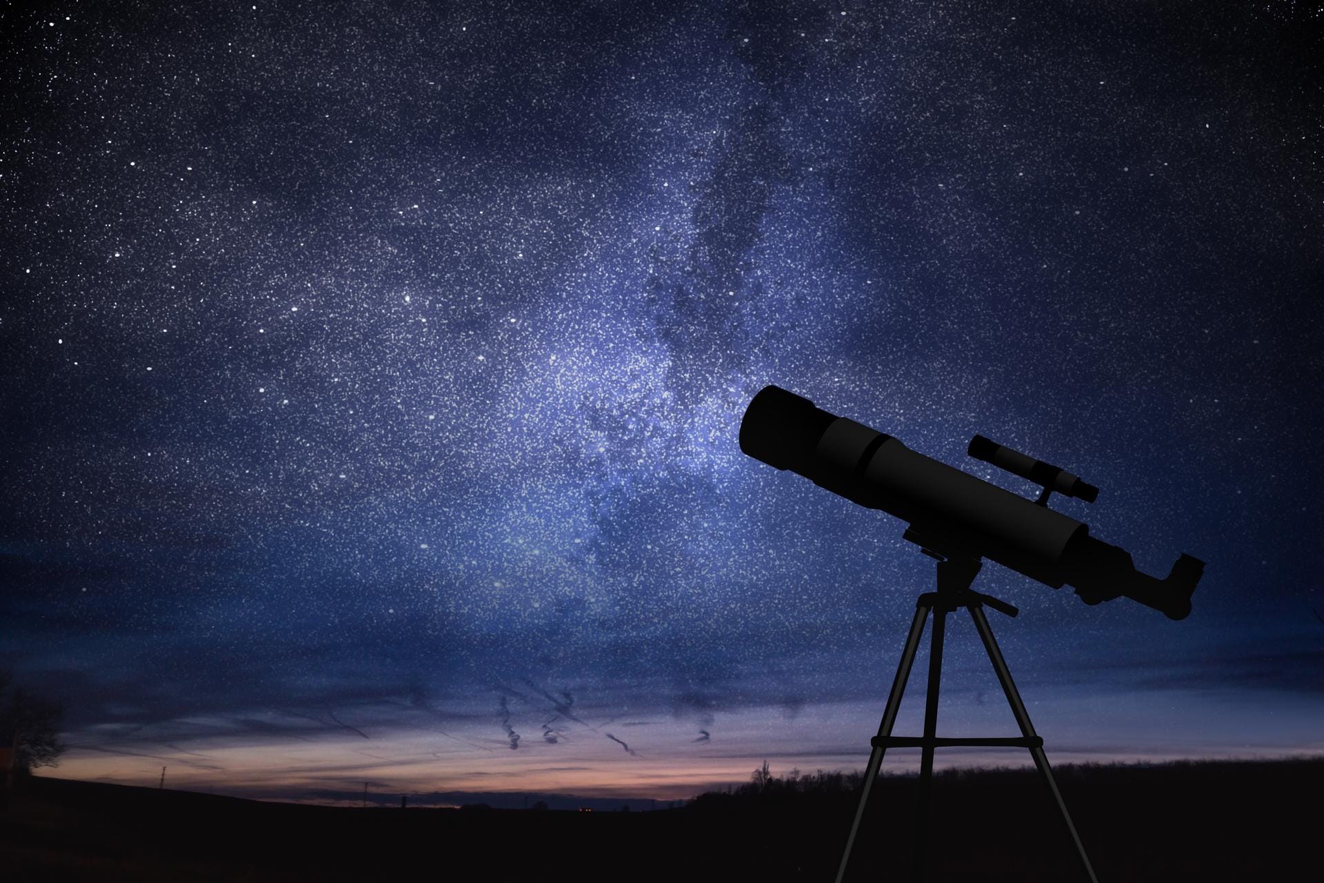 Teleskop vor Sternenhimmel: Ein Blick in den Himmel lohnt sich diesen Herbst.