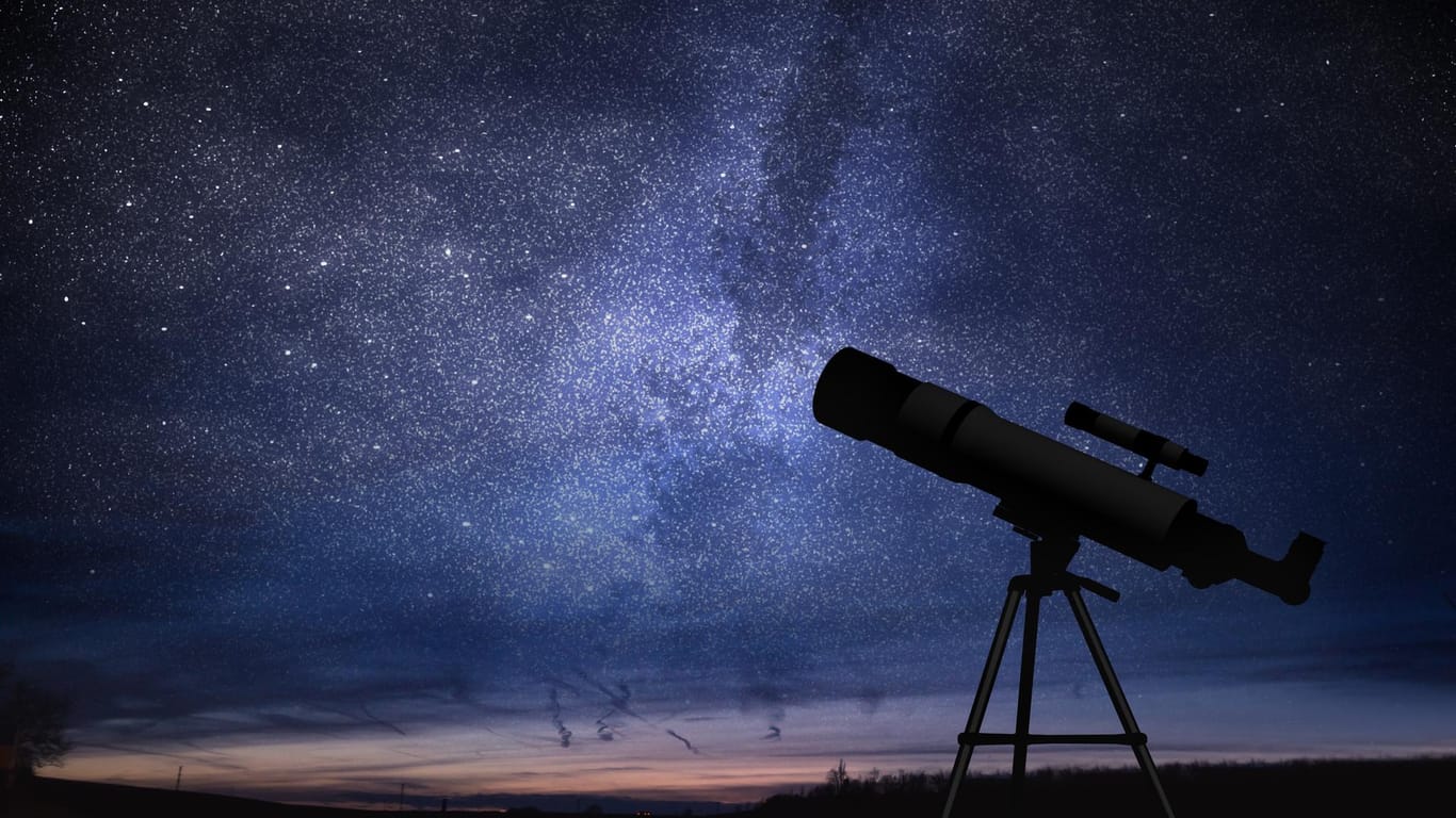 Teleskop vor Sternenhimmel: Ein Blick in den Himmel lohnt sich diesen Herbst.