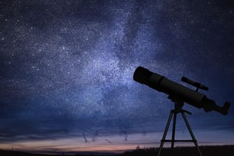 Teleskop vor Sternenhimmel: Ein Blick in den Himmel lohnt sich diesen Herbst.