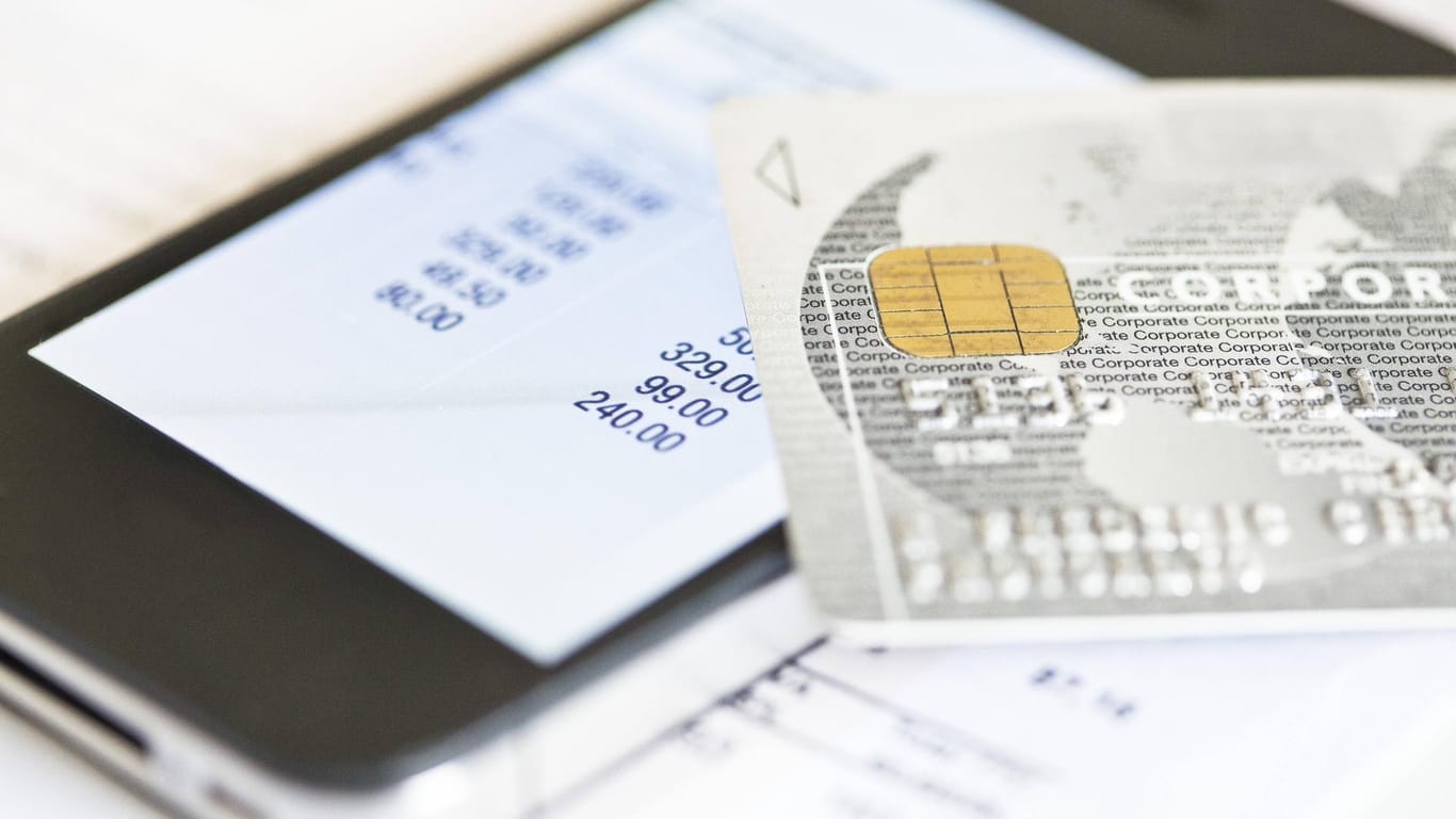 Smartphone mit Online-Banking: Betrüger-Apps fischen nach Kreditkartendaten.