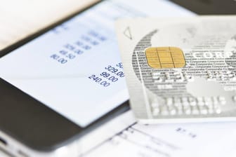 Smartphone mit Online-Banking: Betrüger-Apps fischen nach Kreditkartendaten.