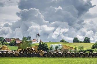 Eine Sturmwolke über Bayern (Symbolbild): Anfang nächster Woche soll es mutmaßlich zu Orkanböen in Teilen Deutschlands kommen.