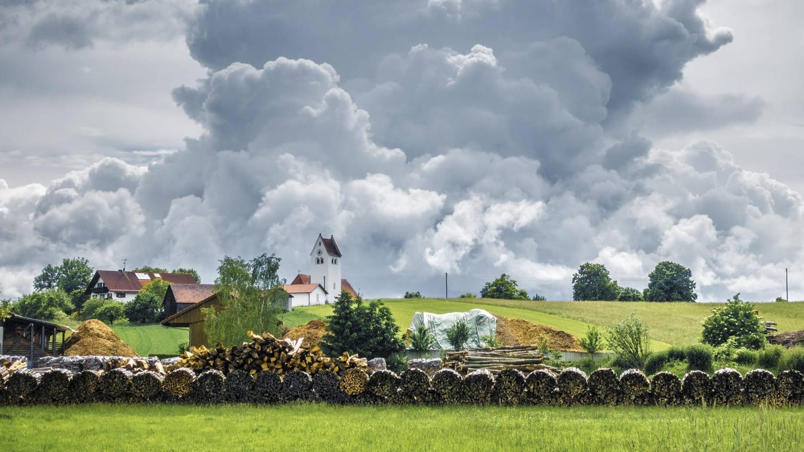 Eine Sturmwolke über Bayern (Symbolbild): Anfang nächster Woche soll es mutmaßlich zu Orkanböen in Teilen Deutschlands kommen.