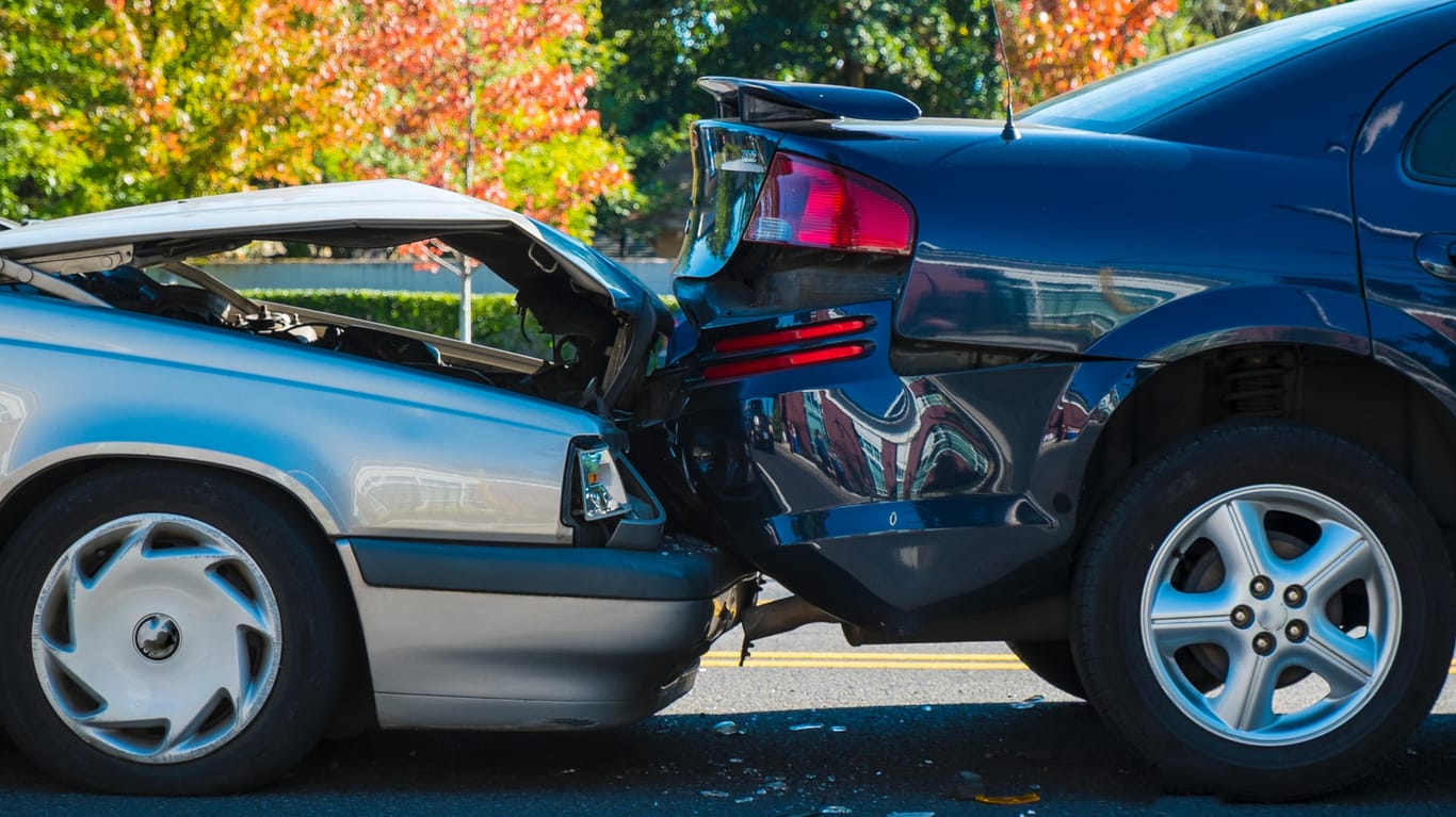 Auffahrunfall: Eine Kfz-Haftpflicht- und Kaskoversicherung kann den Versicherungsnehmer bei einem Unfall vor größerem finanziellen Schaden bewahren.