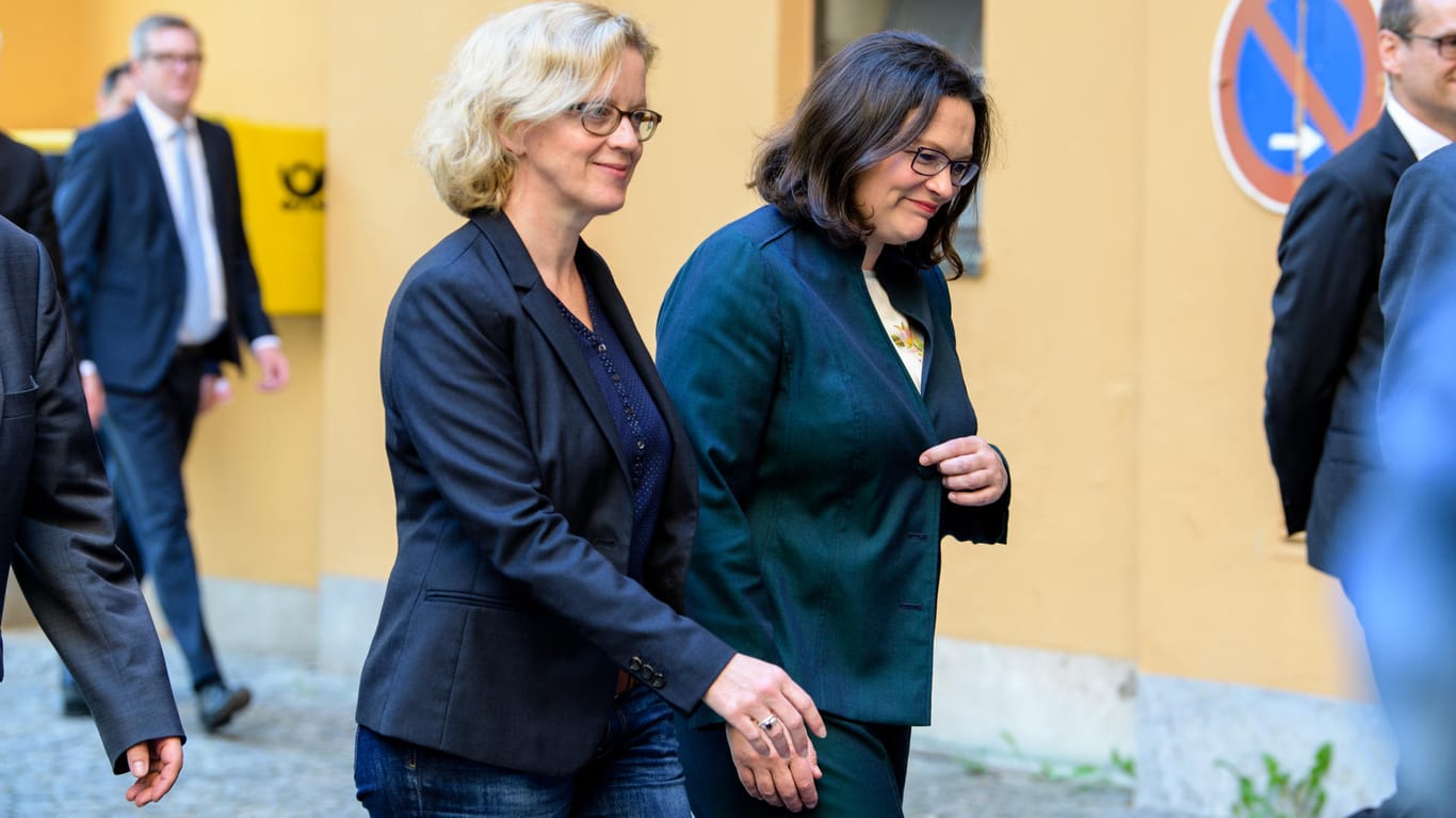 Natascha Kohnen, SPD-Landesvorsitzende in Bayern, und Andrea Nahles auf dem Weg zur gemeinsamen Sitzung