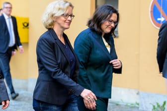 Natascha Kohnen, SPD-Landesvorsitzende in Bayern, und Andrea Nahles auf dem Weg zur gemeinsamen Sitzung