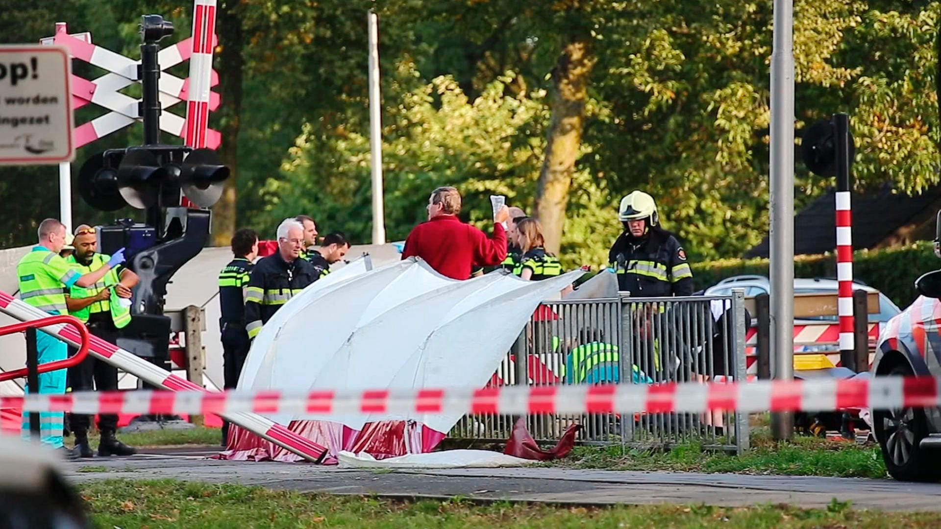 Rettungskräfte am Unfallort: Aus bisher unbekannter Ursache war das elektrische Fahrrad bei einem Bahnübergang im Südosten der Niederlande mit dem Zug zusammengeprallt. Rettungskräfte am Unfallort: Aus bisher unbekannter Ursache war das elektrische Fahrrad bei einem Bahnübergang im Südosten der Niederlande mit dem Zug zusammengeprallt.