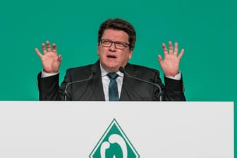 Hubertus Hess-Grunewald bei der Werder-Mitgliederversammlung im November 2017: Der Geschäftsführer will AfD-Wähler unter den eigenen Fans umstimmen.