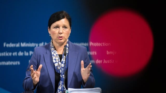 EU-Verbraucherschutzkommissarin Vera Jourova: "Wir wollen, dass Facebook absolut transparent ist, wie ihre Dienste funktionieren und wie sie Geld verdienen.