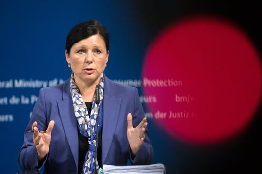 EU-Verbraucherschutzkommissarin Vera Jourova: "Wir wollen, dass Facebook absolut transparent ist, wie ihre Dienste funktionieren und wie sie Geld verdienen.