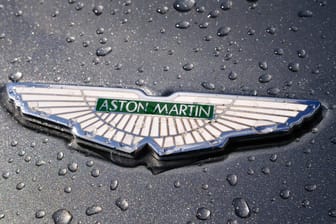 Aston Martin-Abzeichen: Das britische Unternehmen baut seit 1915 Sportwagen.