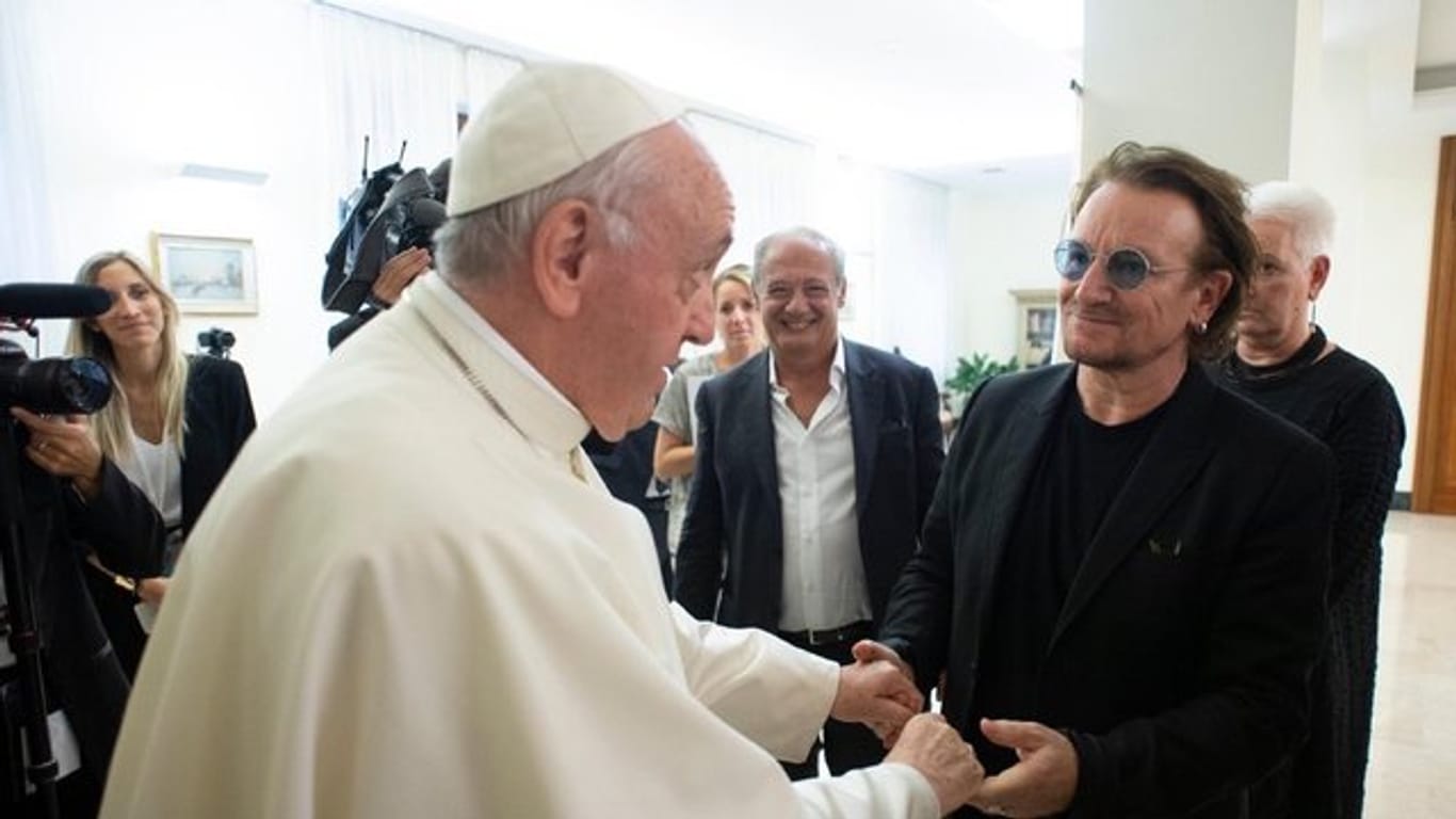 Herzlicher Abschied: Papst Franziskus und Bono nach ihrer Privataudienz.