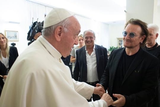 Herzlicher Abschied: Papst Franziskus und Bono nach ihrer Privataudienz.