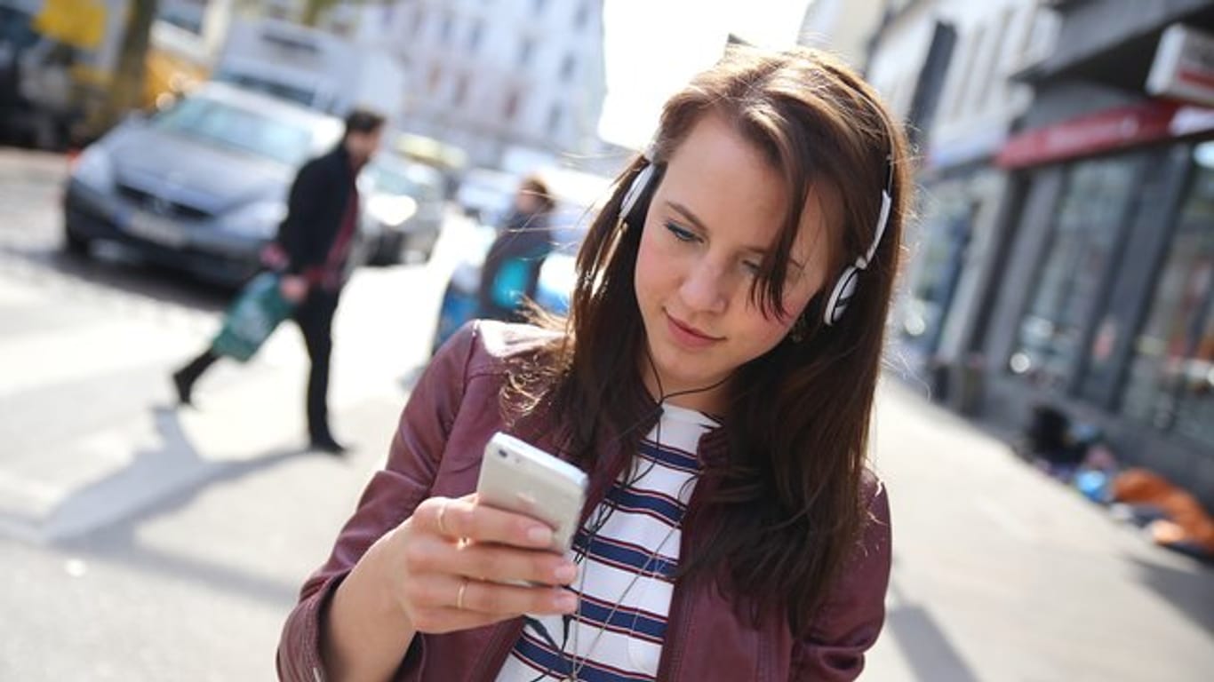 Besser nicht im Straßenverkehr: Musik über Kopfhörer hören kann gefährlich sein.