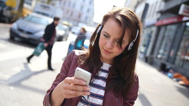 Besser nicht im Straßenverkehr: Musik über Kopfhörer hören kann gefährlich sein. Besser nicht im Straßenverkehr: Musik über Kopfhörer hören kann gefährlich sein.