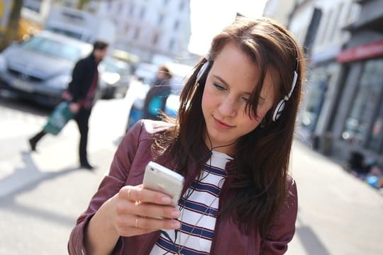 Besser nicht im Straßenverkehr: Musik über Kopfhörer hören kann gefährlich sein.