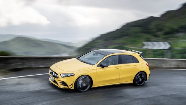 Das neue Einstiegsmodell in die Welt von Mercedes-AMG ist der 225 kW/306 PS starke A 35 - äußerlich am nachgeschärften Design mit Spoiler und Schweller erkennbar. Das neue Einstiegsmodell in die Welt von Mercedes-AMG ist der 225 kW/306 PS starke A 35 - äußerlich am nachgeschärften Design mit Spoiler und Schweller erkennbar.