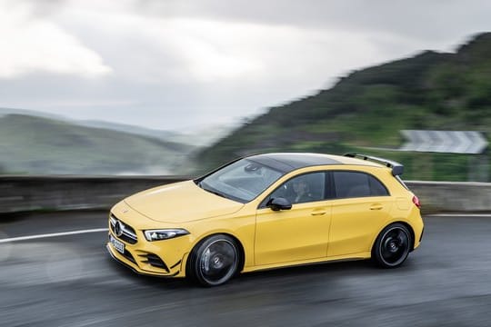 Das neue Einstiegsmodell in die Welt von Mercedes-AMG ist der 225 kW/306 PS starke A 35 - äußerlich am nachgeschärften Design mit Spoiler und Schweller erkennbar.