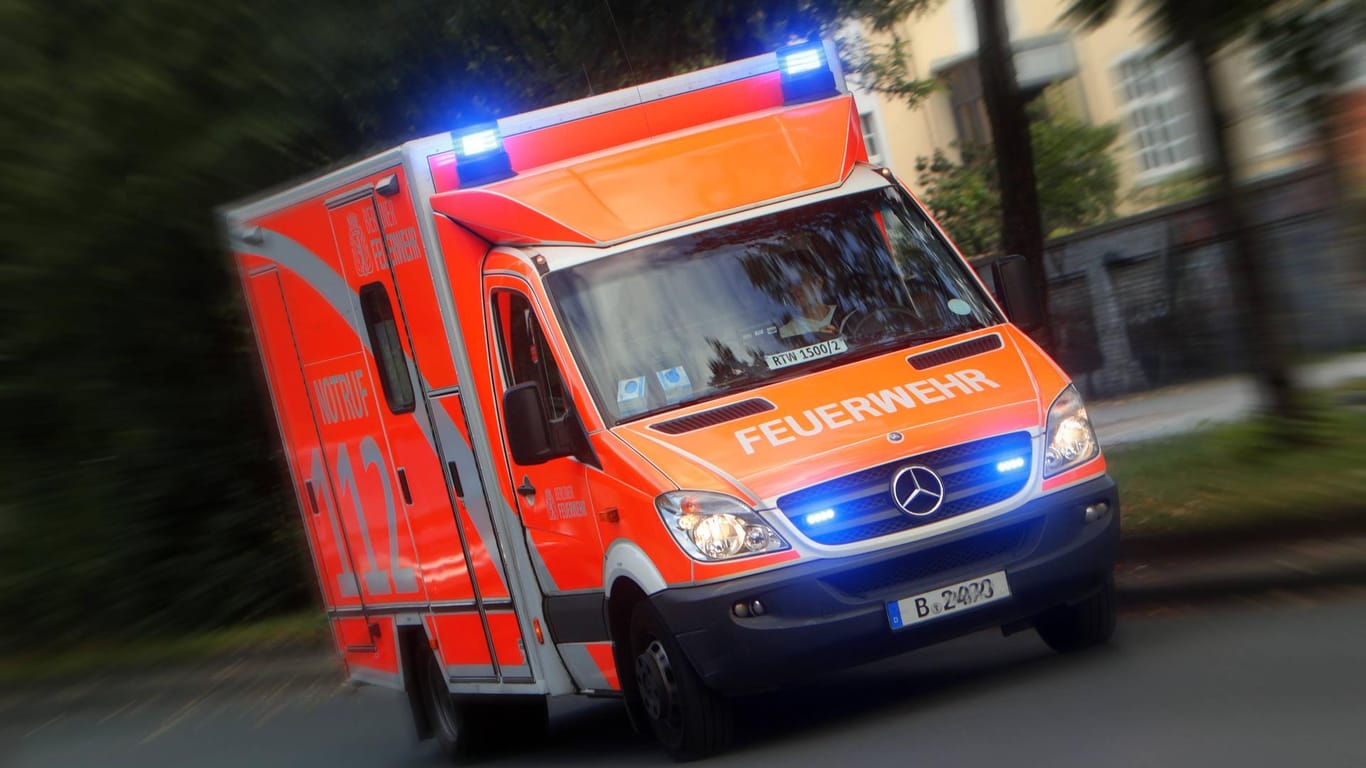 Ein Rettungswagen der Berliner Feuerwehr in Kreuzberg: Bei dem Vorfall wurden eine Frau und ihr fünfjähriges Kind schwer verletzt.