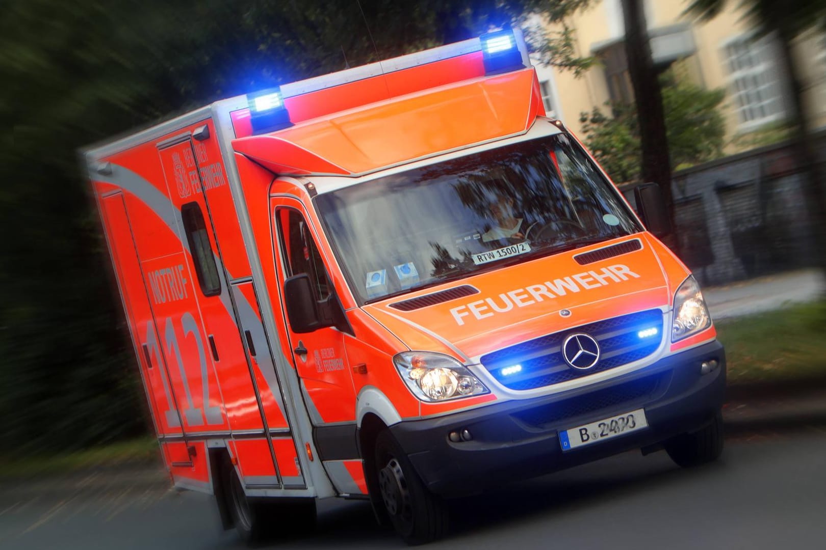 Ein Rettungswagen der Berliner Feuerwehr in Kreuzberg: Bei dem Vorfall wurden eine Frau und ihr fünfjähriges Kind schwer verletzt.