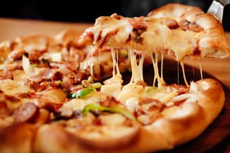 Pizza mit viel Käse: Für den Pizza Report 2018 wurden Pizzalieferungen in alle 16 Bundesländer über ein Jahr lang analysiert.