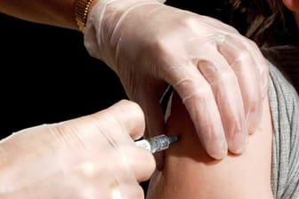 Impfung gegen humane Papillomviren (HPV): Unter den HPV gibt es verschiedene Typen mit unterschiedlichem Risiko für einzelne Erkrankungen.