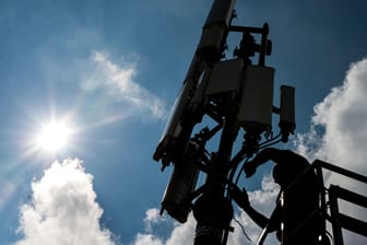 Techniker arbeiten an einem Sendemast für das Mobilfunknetz: Der schnelle Mobilfunkstandard 5G ist das Thema der Zukunft.