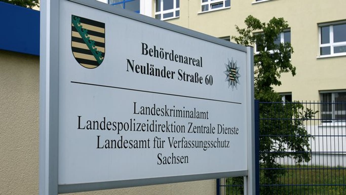 Im Landesamt für Verfassungsschutz Sachsen ist ein Funktionär der AfD beschäftigt.